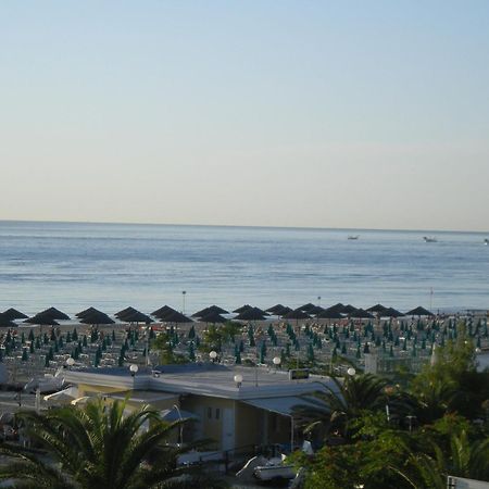 Hotel Alb's Alba Adriatica Exterior foto